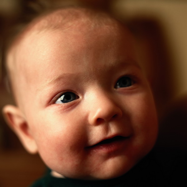 婴儿图片-人物图 甜甜笑 <em>头发稀疏</em> 看着上方,人