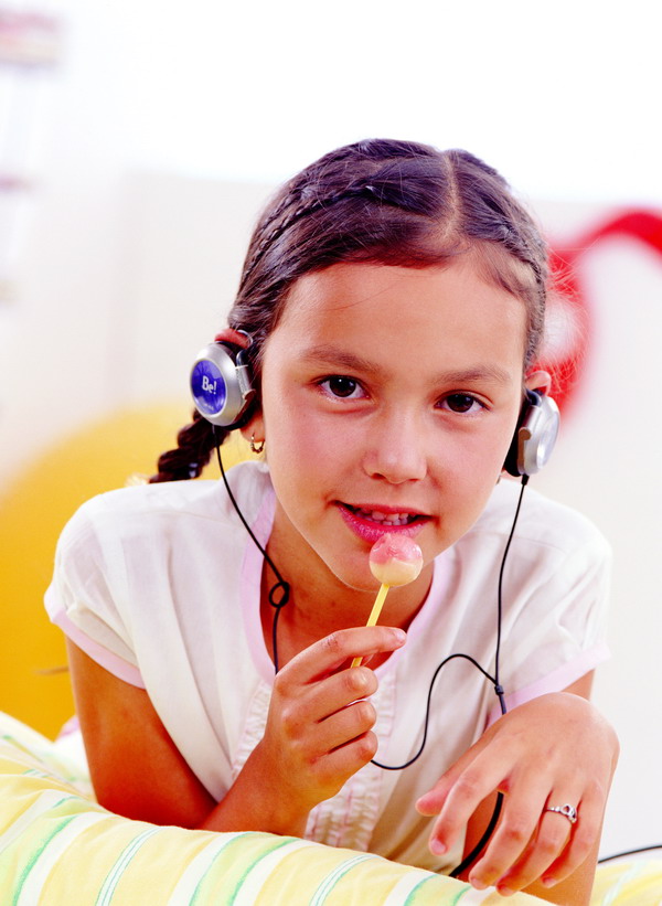 天真儿童图片-人物图 听音乐 欣赏 吃零食 耳机