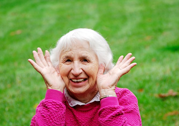 银发情谊图片-人物图 老人 <em>白头发</em> 草地,人物,银