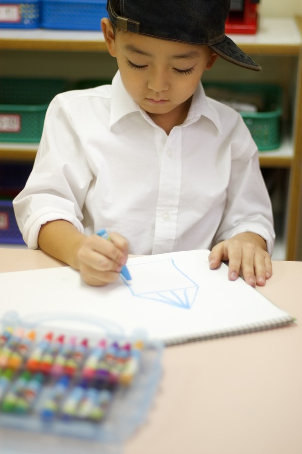 学前教育图片-儿童图 画纸 彩笔 画画,儿童,学前