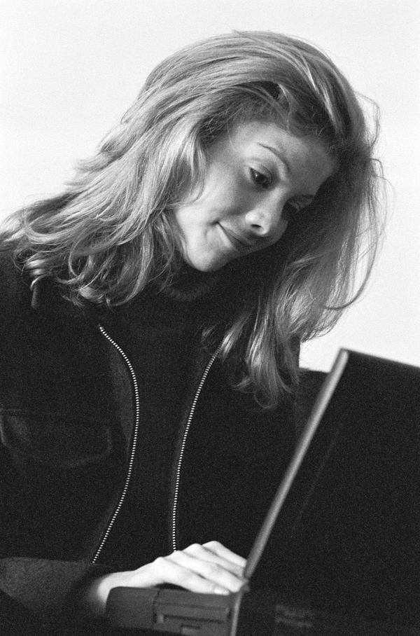 商务表情图片-商业金融图 长发齐肩 表情 满意