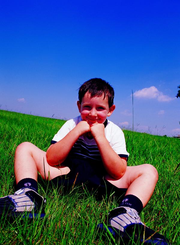 儿童游戏图片-人物图 外国小男孩 双手托腮 足