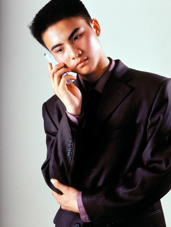 中华人物图片-人物图 青年人 少年得志 接手机