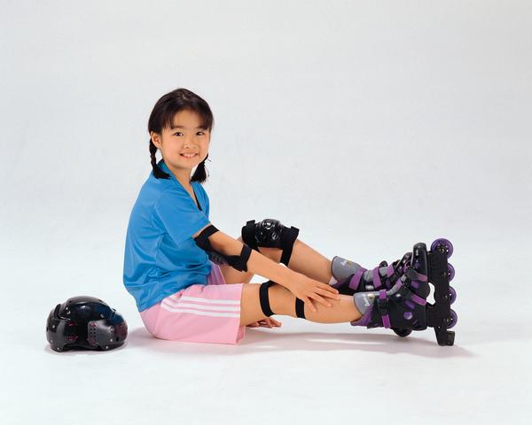 儿童写真图片-人物图 轮轮 滑冰鞋 坐地上 女孩