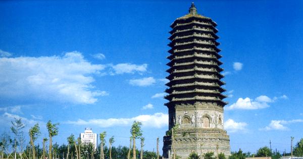 北京名胜图片-中国图片图 宝塔 高耸入云 蓝天,中国图片,北京名胜,北京通州燃灯塔畔就是著名的葫芦湖码头,明清时期,大运河上运来的粮食驳岸后,就是由此再次上船,浩浩荡荡驶向京城。现在连同燃灯塔,葫芦湖码头和三教庙为一体,修建成了供通州人休闲娱乐的公园。