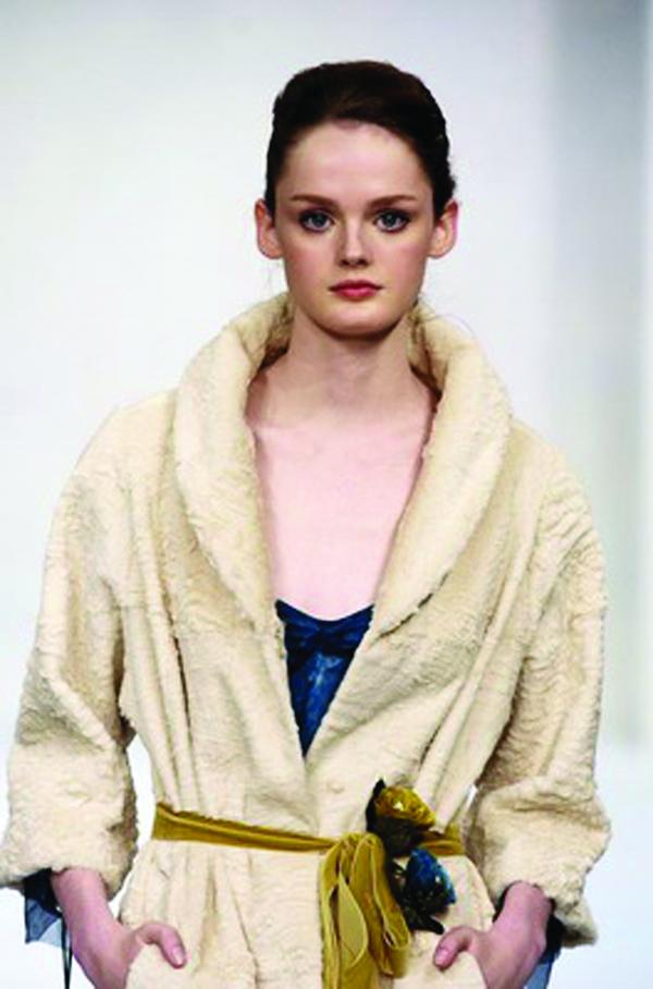 米兰2004女装秋冬新品发布会图片-服装设计图