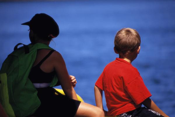 健康休闲图片-运动图 小男孩 坐海边 戴帽子,运