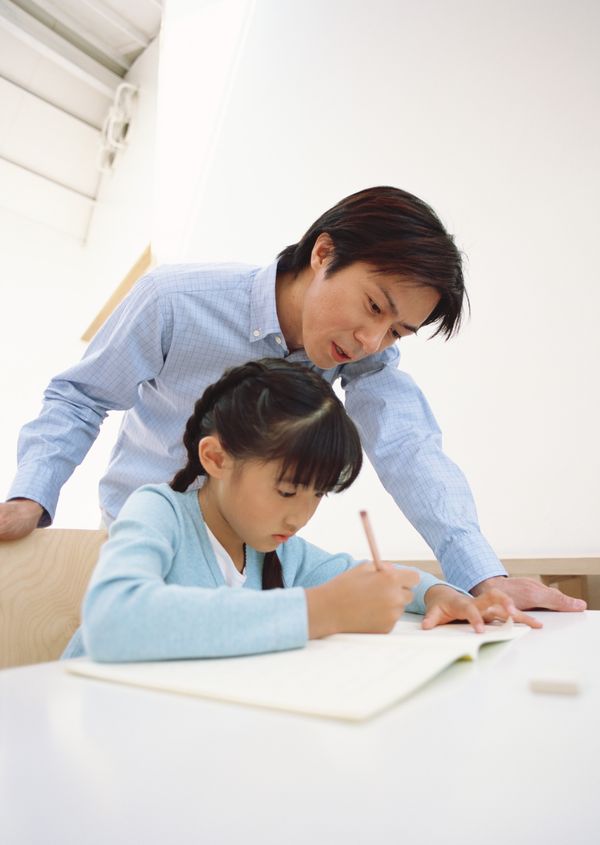 快乐家庭图片-家庭情侣图 教孩子 写字 <em>父女</em>俩