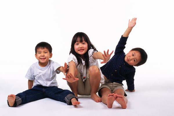 温馨家庭图片-家庭情侣图 小孩 小学生 举手 玩
