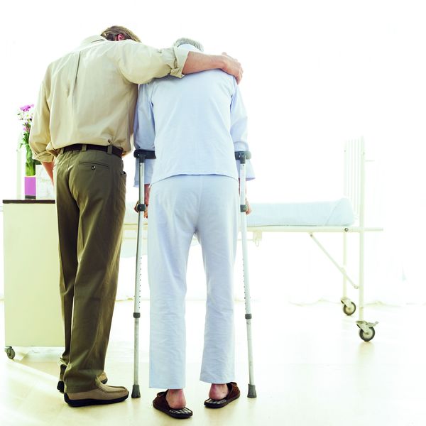 医护人员图片-生活方式图 挽扶病人 拐杖 走动