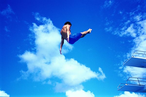 竞技比赛图片-运动图 跳台 蓝天白云 跳水动作