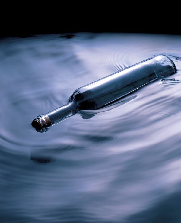 玻璃瓶图片-休闲生活图 酒瓶 水纹 红酒瓶,休闲