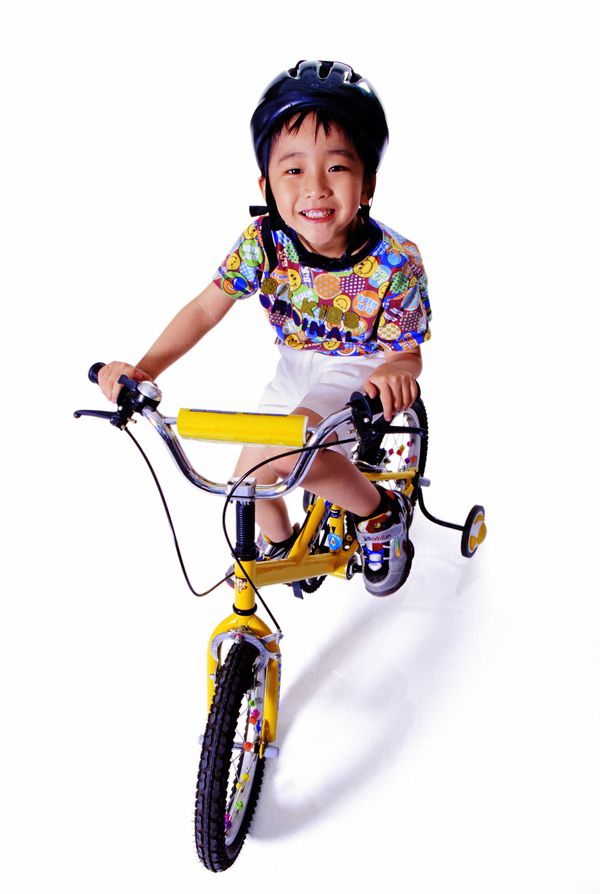 天真儿童图片-亲子教育图 骑自行车 动感 运动