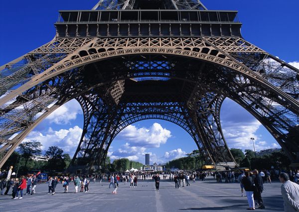 法国巴黎图片-旅游风光图 塔底 行人,旅游风光