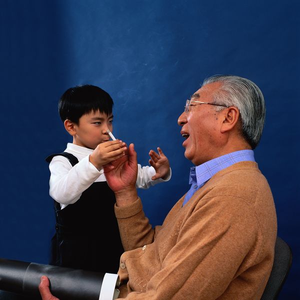 和谐家庭图片-人物图 爷爷 孙子 香烟,人物,和谐家庭