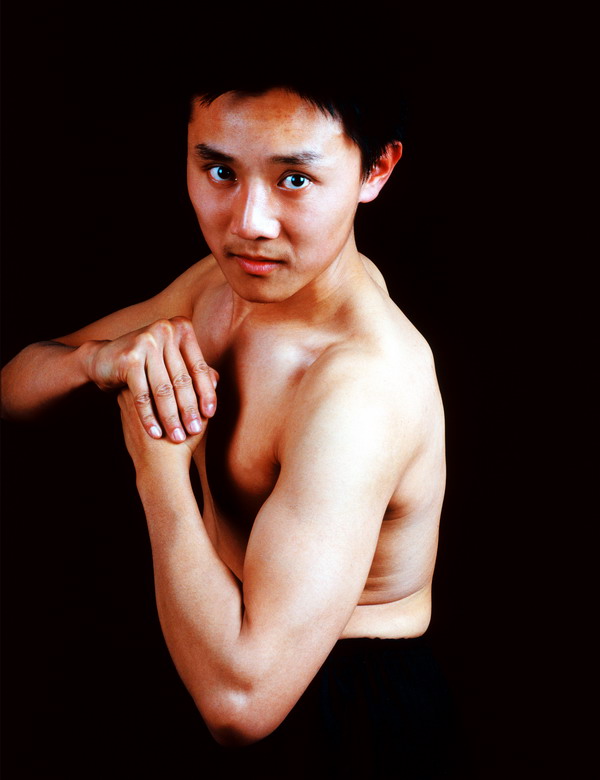 大千世界图片-人物图 功夫小子 肌肉 抱拳 坚韧