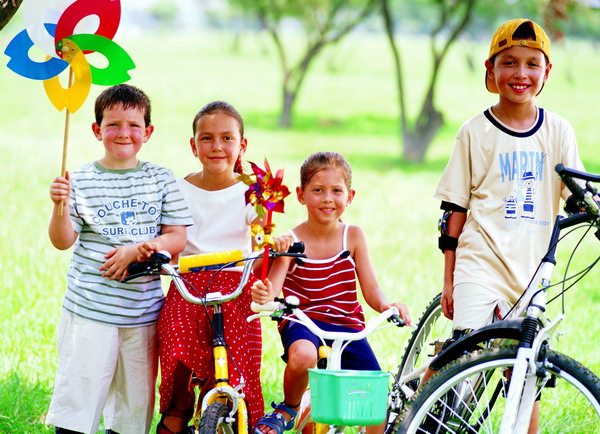 儿童派对图片-人物图 少年时代 骑自行车 童车