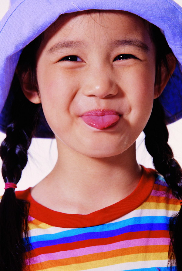 儿童特写图片-人物图 搞怪女孩 蓝帽子 吐舌头
