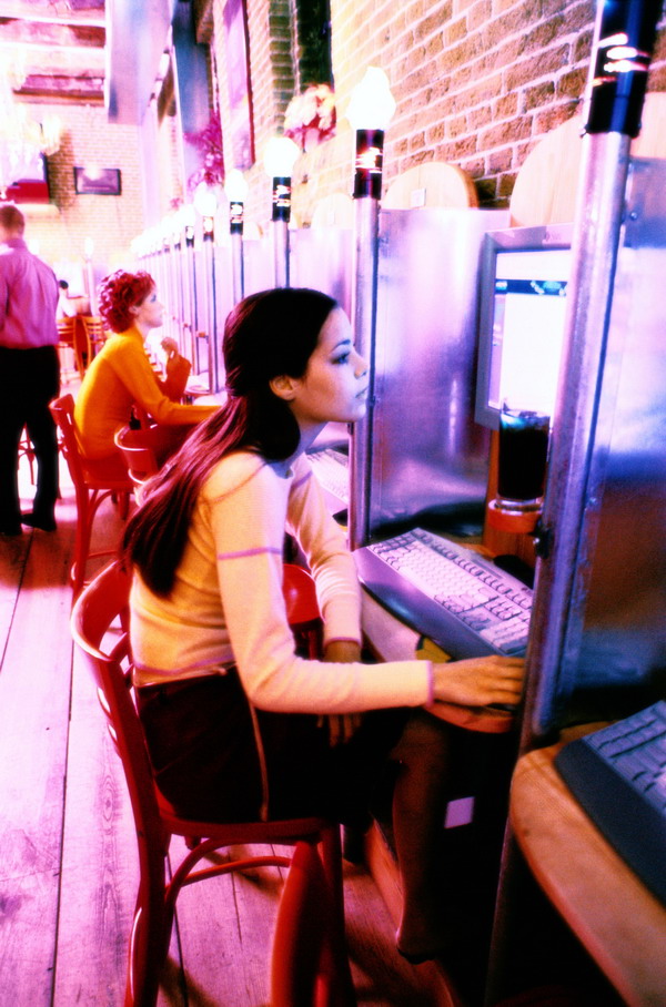 全球贸易图片-商业金融图 游戏 上网 专注,商业