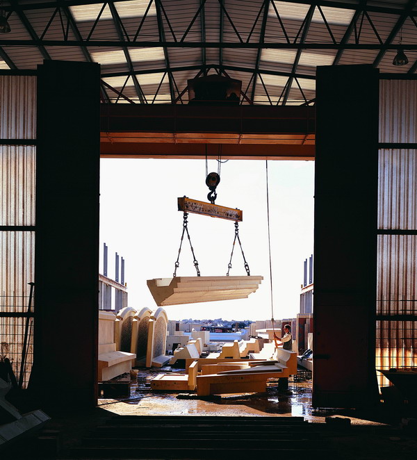 建筑工地图片-建筑图 吊车 起吊 起重 仓库 门口