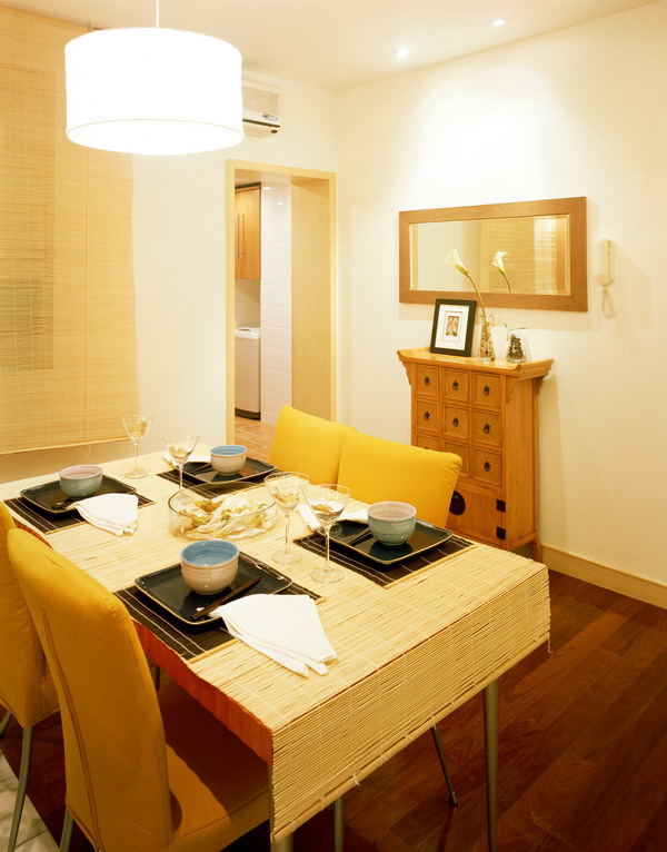 餐厅图片-装饰图 圆筒灯 木地板 桌布 椅子 餐巾