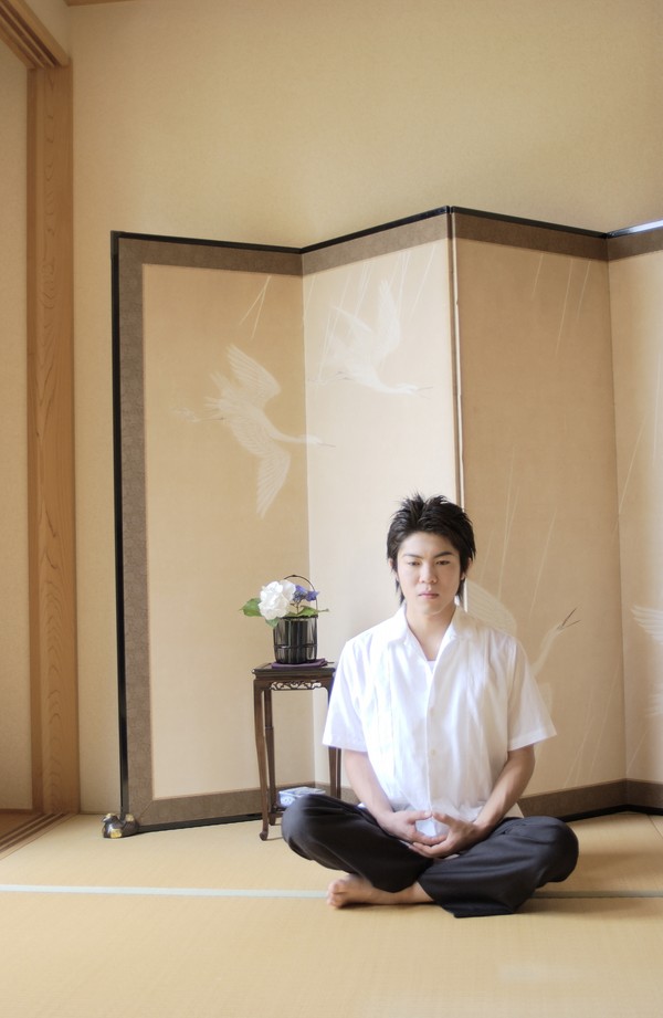 生活剪影图片-人物图 男子 屏风 瑜伽,人物,生活剪影