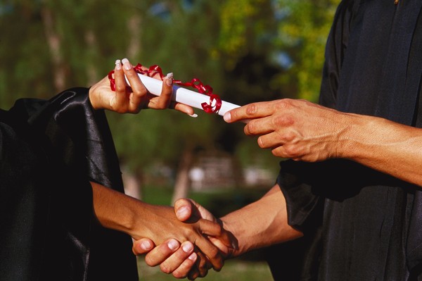 激动时刻图片-人物图 学生 毕业 学士服,人物,激