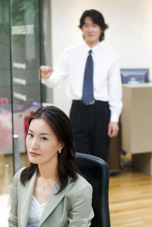 商务图片-商业图 玻璃门 敲门 上班 领带 打量,商