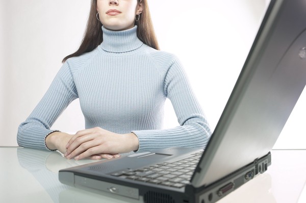 商业女性图片-商业图 端坐 高领衣 打开的电脑,商业,商业女性