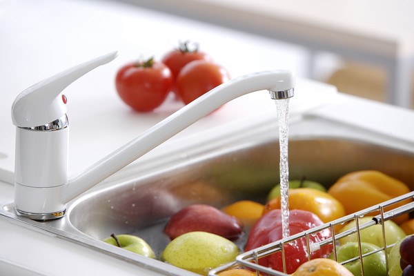 女性厨房<em>图片</em>-生活图 水龙头 <em>洗</em>水果,生活,女性