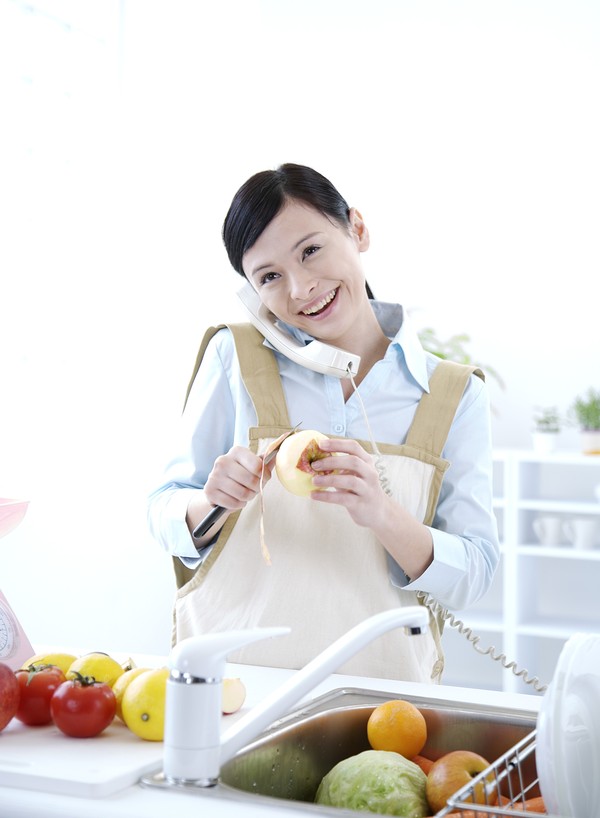 女性厨房图片-生活图 妻子 苹果 削皮,生活,女性厨房