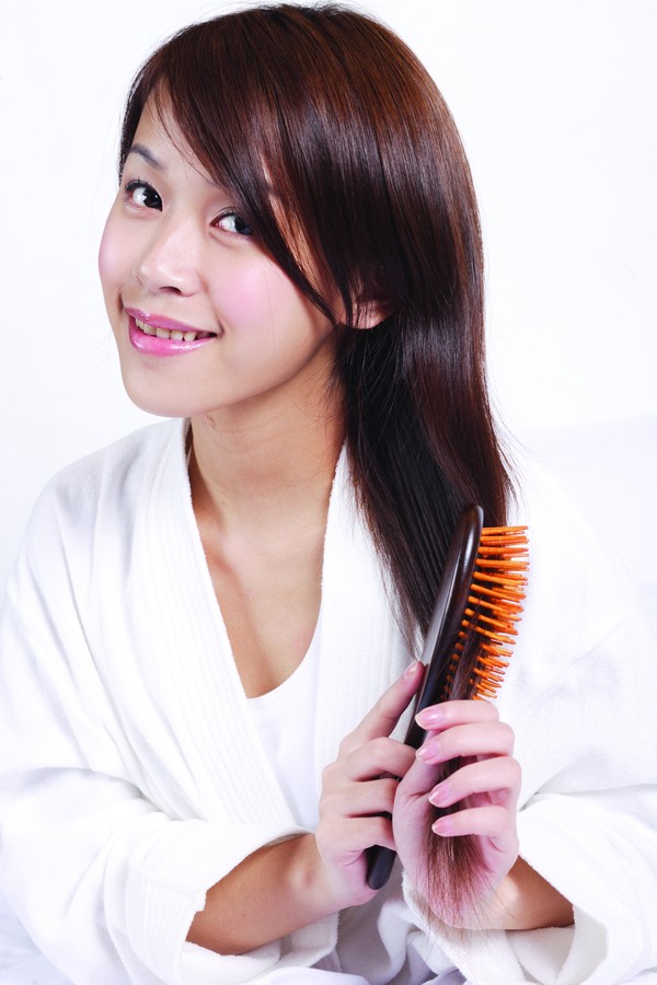 居家闲情图片-生活图 柔柔秀发 <em>顺直头发</em> 拿梳