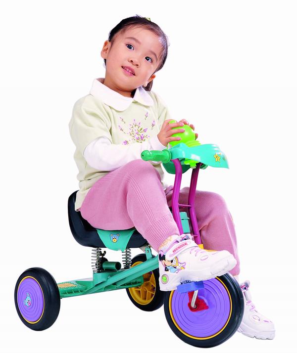 儿童世界图片-人物图 小女孩 骑童车 三轮 侧头