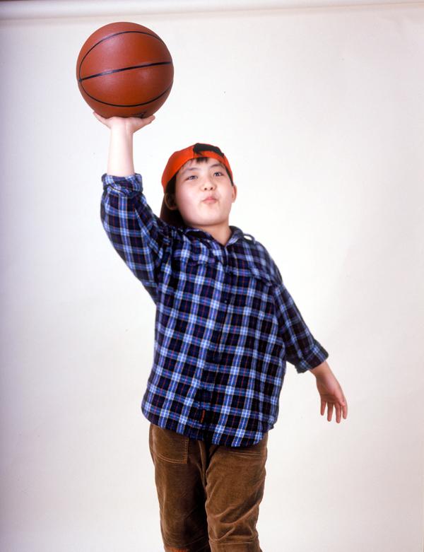 儿童世界图片-人物图 托球 皮质篮球 灯芯绒裤