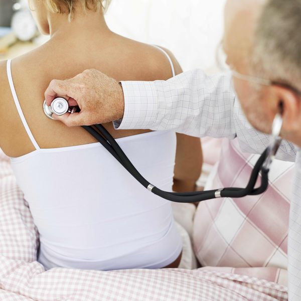 人物-医护人员-白色吊带 医生听诊 听诊器