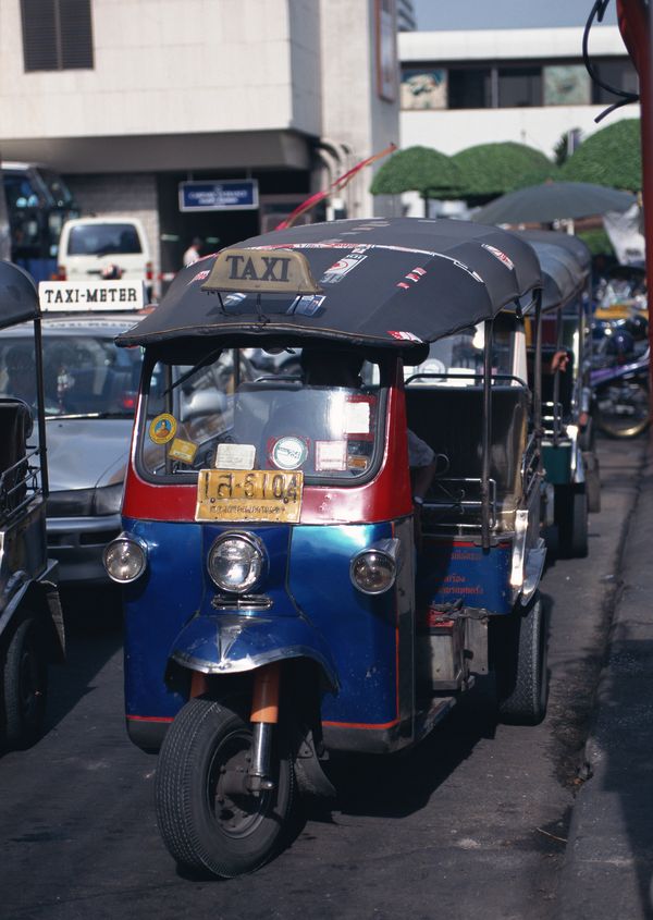 东南亚古韵图片-建筑图 街道 车子 交通 三轮车
