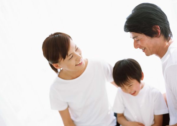 快乐家庭图片-亲子教育图 家人 白衣 短袖,亲子教育,快乐家庭