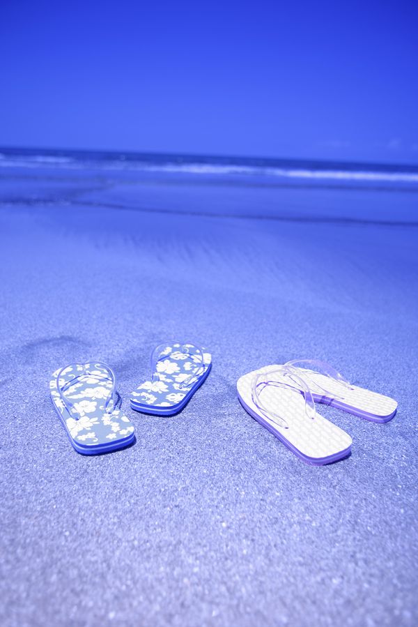 沙滩夏天图片-生活图 海边 沙滩 拖鞋,生活,沙滩