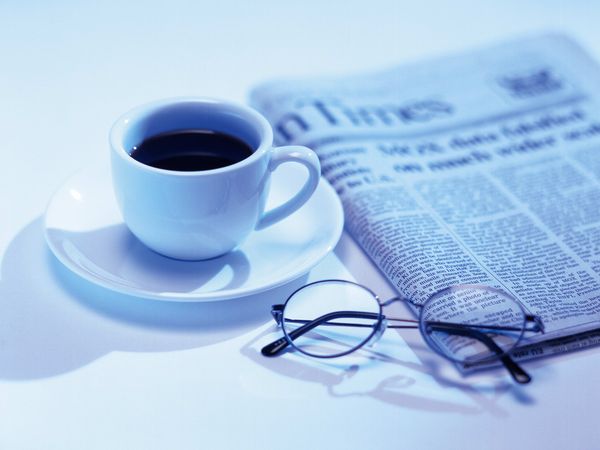 商业实物图片-商业情景图 老花镜 好学 提神 杯