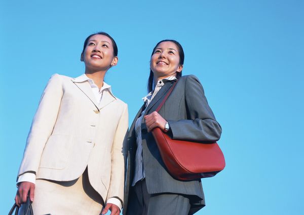 眼神+欣慰+腼腆