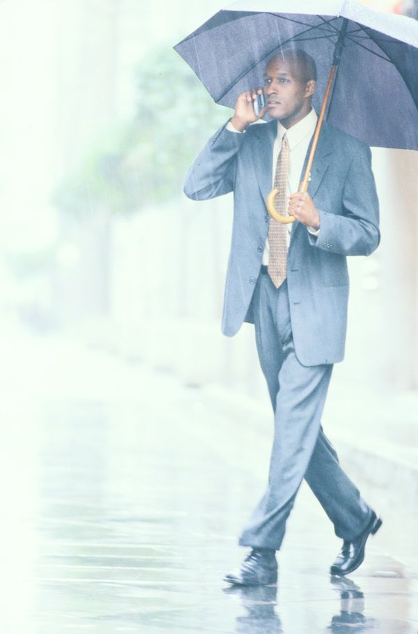 贸易图片-商业情景图 雨伞 寻找 下雨 雨天 雨季