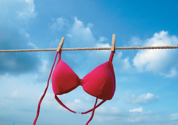 夏日风情图片-概念图片图 泳衣 <em>胸罩</em> <em>晾晒</em> 木杆