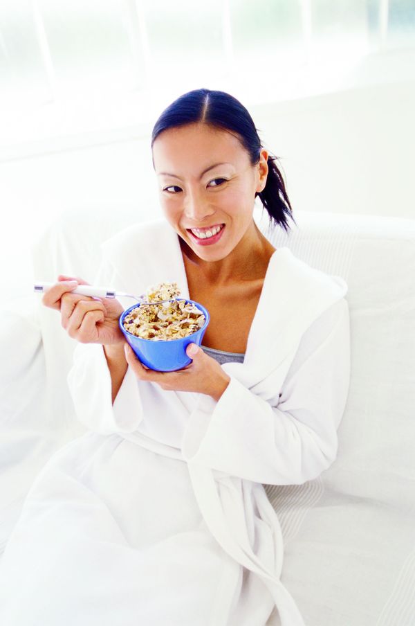 瘦身之道图片-美容健身图 白浴袍 蓝碗 吃东西