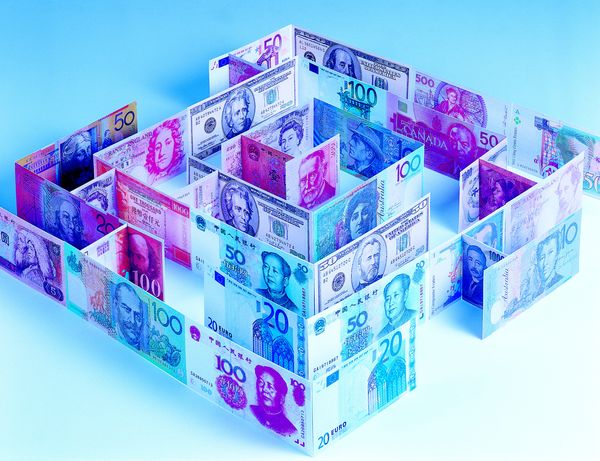 金钱交易图片-商业金融图 各国纸币 围成迷宫 