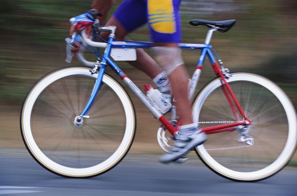 自行车运动图片-运动图 用劲 竞争 自行车,运动