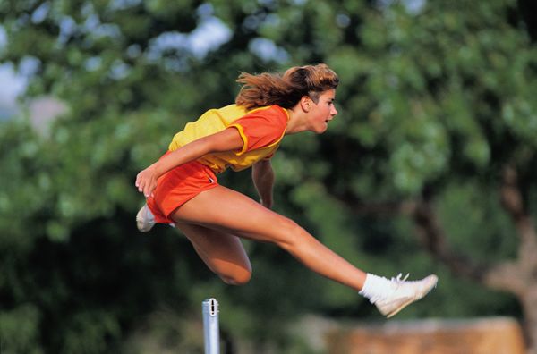 竞技比赛图片-运动图 跳起 女运动员 腿前伸,运