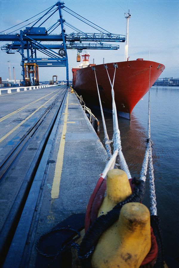 工业世界图片-工业图 码头 物流 缆绳 船靠岸 红