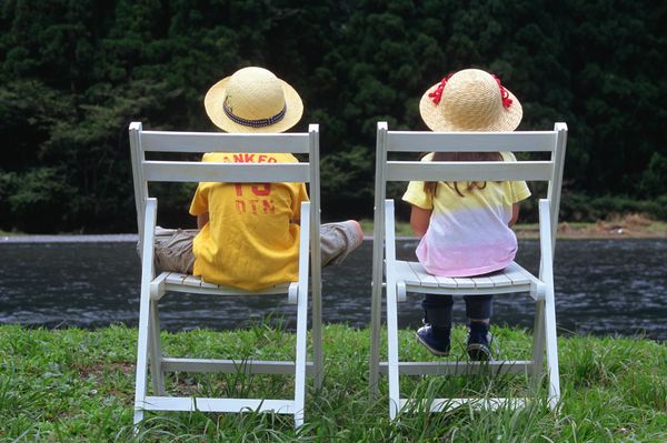 休息日家庭图片-休闲生活图 椅子 草地 孩童,休