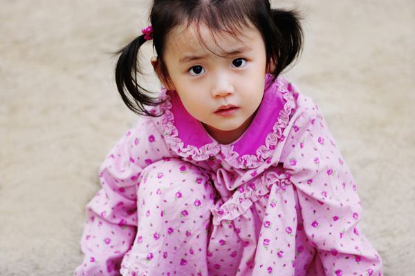 儿童玩耍图片-儿童教育图 怜爱 小孩 紫红衣服