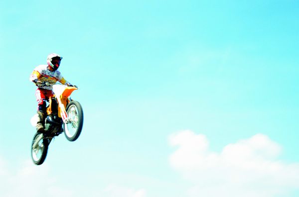 户外活动图片-运动图 碧蓝天空 极限自行车 高